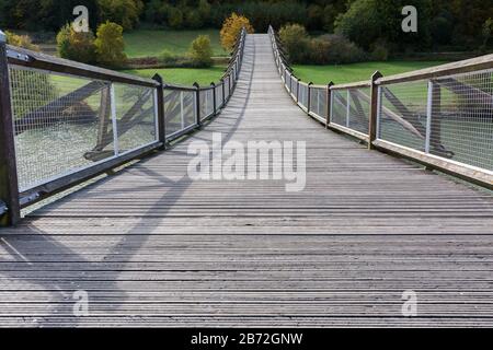 Vue sur Tatzelwurm Brücke (pont). En raison de l'architecture incurvée un endroit touristique. Situé dans l''Altmühltal. Construction en bois. Banque D'Images