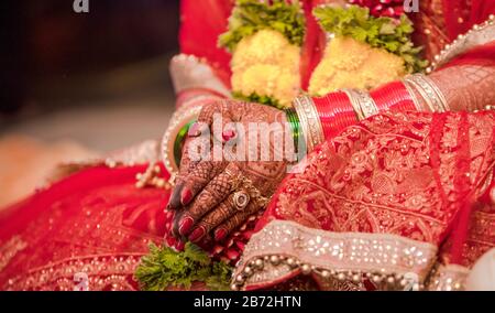 Belle photo de la mariée indienne dans le mariage traditionnel de coutume hindoue portant des angles colorés et assis avec des mains repliées dans sa cérémonie de mariage Banque D'Images