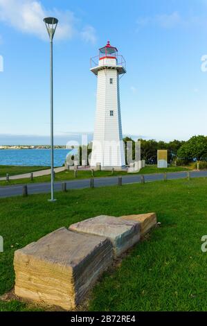 Vue sur le phare de Cleveland point et les équipements de jeu en premier plan et les œuvres d'art interactives dans le sud-est du Queensland. Banque D'Images