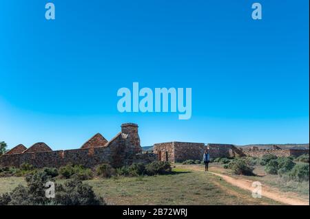 Vue sur les touristes féminins en admirant la vieille propriété de Kanyaka et les ruines de moutons au nord de Quorn en Australie méridionale. Banque D'Images