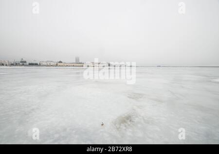 Passage pour piétons sur la glace de l'autre côté de la rivière. Russie, Arkhangelsk Banque D'Images