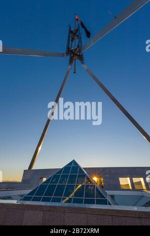 Vue sur le toit et le toit en forme de pyramide de verre sur la Maison du Nouveau Parlement à Canberra. Banque D'Images