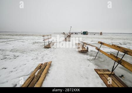 Passage pour piétons sur la glace de l'autre côté de la rivière. Russie, Arkhangelsk Banque D'Images
