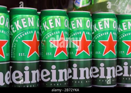 Tyumen, Russie-06 mars 2020: La bière Heineken se rapproche sur les étagères d'un hypermarché. Vente de boissons alcoolisées Banque D'Images