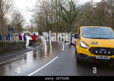 Inondations causées par la tempête Ciara au pont Rothay à Ambleside, Lake District, Royaume-Uni, avec une fourgonnette AA qui a ramassé des voitures qui ont décomposé dans le délayage Banque D'Images