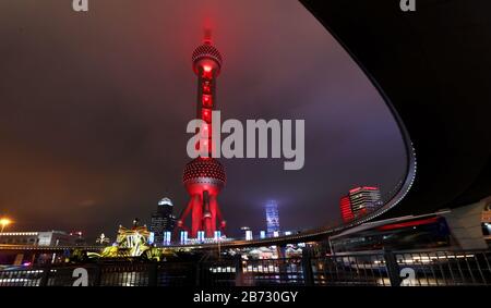 Shanghai. 12 mars 2020. La photo prise le 12 mars 2020 montre la vue nocturne de la tour des perles orientales de Shanghai à Shanghai, en Chine orientale. La tour de la Perle orientale de Shanghai a rouvert ses portes au public dès jeudi, au milieu de l'épidémie COVID-19. Crédit: Fang Zhe/Xinhua/Alay Live News Banque D'Images