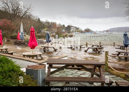 Inondations causées par la tempête Ciara au lac windermere à Ambleside, Lake District, Royaume-Uni avec le jardin de bière WaterEdge Hotel sous l'eau. Banque D'Images