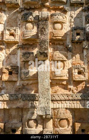 Masques de la pluie dieu Chac au Palacio de los Mascarones (Palais des masques), ruines mayas, site archéologique de Kabah, Ruta Puuc, Yucatan état Mexique Banque D'Images