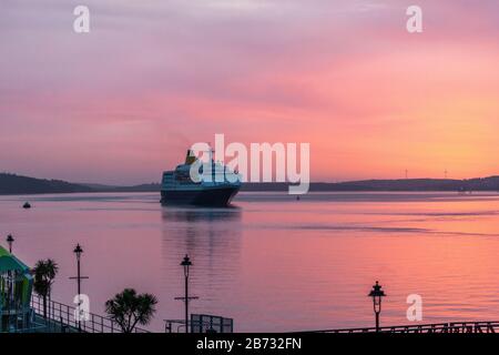 Cobh, Cork, Irlande. 13 mars 2020 . Le paquebot Saga Sapphire lui fait monter le port avant le lever du soleil. Avec 752 passagers, elle était initialement destinée à amarrer à Cobh, mais avec de nouvelles mesures en place pour lutter contre la propagation de Covid-19, sa berth a été changée à Ringaskiddy, Co. Cork, Irlande. - Crédit; David Creedon / Alay Live News Banque D'Images