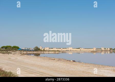 Les touristes visitant Salins du Midi (Aigues-Mortes, Camargue, France) en un petit train Banque D'Images