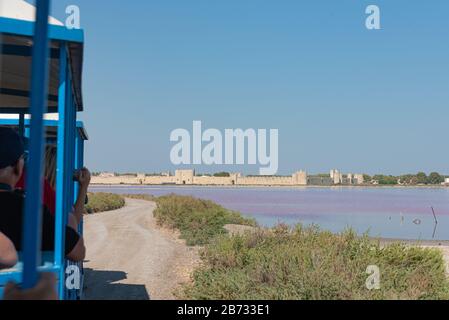 Les touristes visitant Salins du Midi (Aigues-Mortes, Camargue, France) en un petit train Banque D'Images