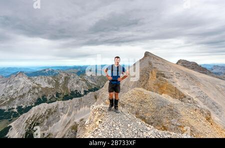 Randonneurs sur la crête des pics d'Oedkar, au milieu du sommet d'Oedkar, chaîne de Hinterautal-Vomper, Karwendel, Tyrol, Autriche Banque D'Images