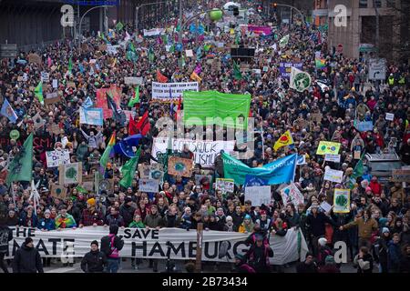 Luisa Neubauer et Greta Thunberg à la tête du vendredi pour une démonstration ultérieure à Hambourg, en Allemagne Banque D'Images