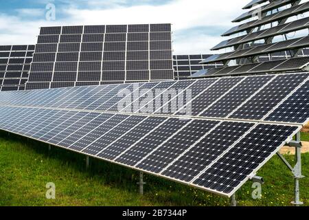 Panneaux solaires, photovoltaïques, avec systèmes de suivi solaire - source d'électricité alternative, concept de ressources durables Banque D'Images