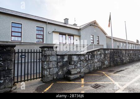 L'école nationale mixte Dularcy de la République d'Irlande, qui se trouve à moins de six kilomètres de la frontière avec l'Irlande du Nord, a fermé ses portes à toutes les autres écoles de la République d'Irlande pour aider à prévenir la propagation du coronavirus. Banque D'Images
