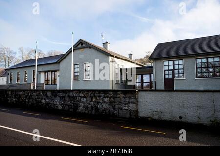 L'école nationale mixte Dularcy de la République d'Irlande, qui se trouve à moins de six kilomètres de la frontière avec l'Irlande du Nord, a fermé ses portes à toutes les autres écoles de la République d'Irlande pour aider à prévenir la propagation du coronavirus. Banque D'Images