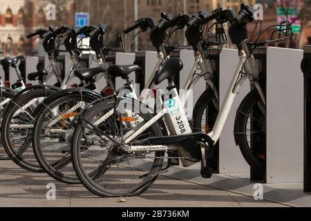 Madrid, Espagne - 25 février 2020: Bicyclettes électriques sales et cassées du service public de transport urbain BiciMAD de la société publique EMT. Banque D'Images