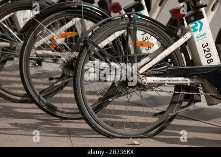 Madrid, Espagne - 25 février 2020: Bicyclettes électriques sales et cassées du service public de transport urbain BiciMAD de la société publique EMT. Banque D'Images