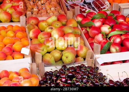 Poires biologiques fraîches, abricots, nectarines, cerises, figues du marché des agriculteurs méditerranéens. Marché d'été sain de la nourriture locale. Banque D'Images