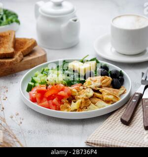 Omelette fraîche pour le petit déjeuner avec légumes mélangés, pain grillé et tasse de café. Des aliments sains. Banque D'Images