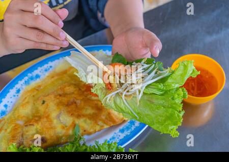 Crêpe de Banh Xeo à manger humain avec laitue et sauce au poisson Banque D'Images