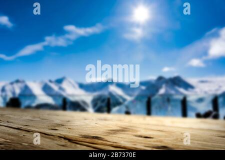 Table en bois et vue sur la montagne en hiver. Pistes de ski dans les montagnes. Fond enneigé de montagne d'hiver. Banque D'Images