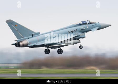 Un bimoteur Eurofighter Typhoon, aile canard-delta, avion de chasse multirôle de l'armée de l'air allemande. Banque D'Images