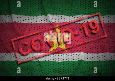 Drapeau du Suriname et timbre rouge Covid-19. Concept d'éclosion de coronavirus 2019-nCov Banque D'Images