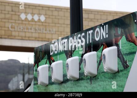 Des désinfectants pour les mains sont mis en place au cours du quatrième jour du Cheltenham Festival à l'hippodrome de Cheltenham. Banque D'Images