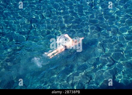 Homme nageant dans la piscine naturelle de Charco Azul. Île de la Palma, îles Canaries, Espagne. Banque D'Images