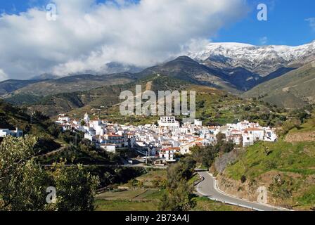 Vue sur le village blanchi à la chaux (pueblo blanco) et les montagnes, Sedella, Costa del sol, province de Malaga, Andalousie, Espagne. Banque D'Images