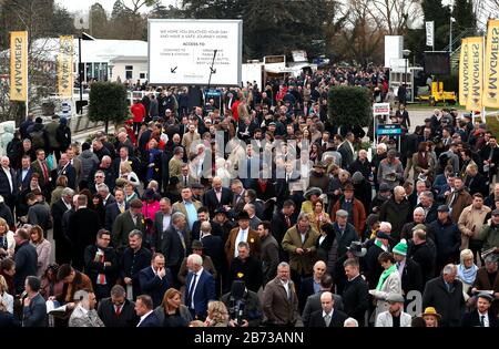 Les amateurs de course arrivent au quatrième jour du Cheltenham Festival à l'hippodrome de Cheltenham. Banque D'Images