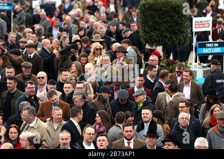 Les amateurs de course arrivent au quatrième jour du Cheltenham Festival à l'hippodrome de Cheltenham. Banque D'Images