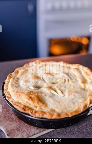 recettes alimentaires saines à base de plantes, tarte aux légumes avec lentilles et purée de pommes de terre du four Banque D'Images