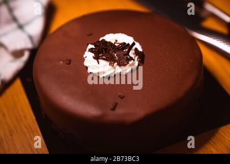 Gâteau au chocolat naturel doux belge avec garniture de crème fouettée Banque D'Images