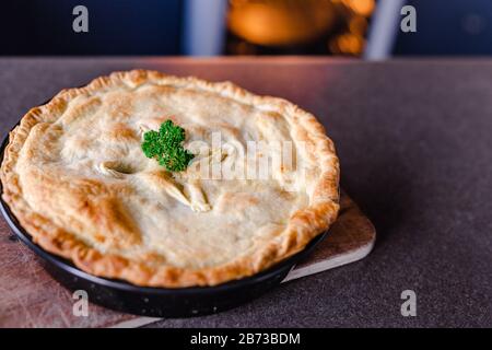 recettes alimentaires saines à base de plantes, tarte aux légumes avec lentilles et purée de pommes de terre du four Banque D'Images