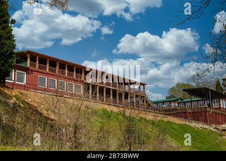 Bâtiments Rouges Sur La Colline Sous Blue Skies Banque D'Images