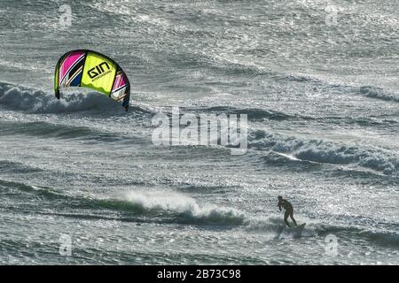 Un bateau-bateau Kite se déskiant à vitesse sur la mer à Crantock à Newquay, en Cornwall. Banque D'Images