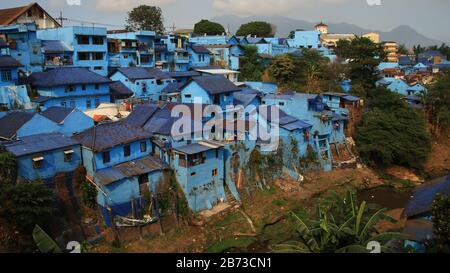 Village sur une rive peinte en bleu, à Malang Indonésie 15 novembre 2019 Banque D'Images