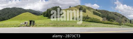 Paysage avec groupe de boîtes de poste près de l'autoroute 6 dans la campagne verte, tourné dans la lumière de printemps vive près d'Okaramio, Marlborough, South Island, New Zeala Banque D'Images