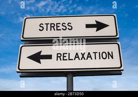 Stress vs relaxation. Deux panneaux de signalisation blancs avec flèche sur mât métallique avec mot. Route directionnelle. Panneau de route Crossroads, deux flèches. Banque D'Images