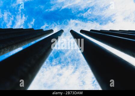 concept de liberté, barres d'acier vues de dessous en perspective avec le ciel bleu en vue. Banque D'Images