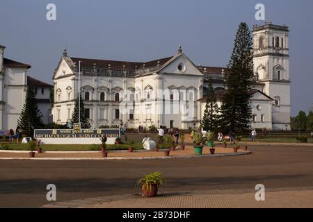 Panneau archéologique de l'Inde signe devant La cathédrale Se, Old Goa, Inde Banque D'Images