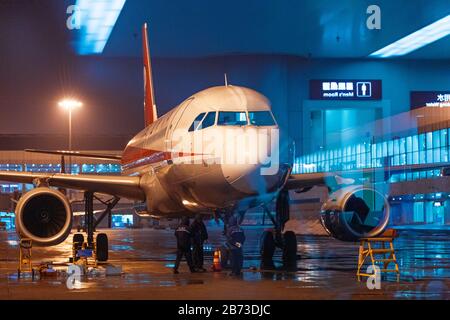 Avion passager amarré sur le tarmac. L'énorme plan peut être vu à travers la fenêtre. Cela a été pris dans les premières heures du matin. Banque D'Images