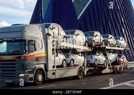Valencia, Espagne - 5 mars 2020: Un camion transporte de nouvelles voitures de marque Fiat dans une concession. Banque D'Images