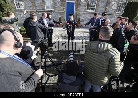 Les journalistes tentent de se tenir à distance de sécurité du commissaire de Garde A Attiré Harris lors d'une conférence de presse sur le coronavirus à l'extérieur du siège de Garda à Dublin. Banque D'Images