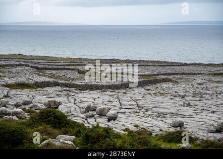 Falaises de Burren sur la Wild Atlantic Way en Irlande Banque D'Images