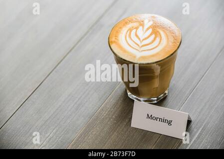 Café fraîchement préparé dans le verre à verres droits avec de beaux latte art sur table en bois prêt à boire Banque D'Images