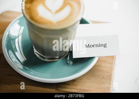 Carte de table de texte du matin et café Cappuccino fraîchement préparé avec de beaux latte art sur planche en bois prêt à boire Banque D'Images