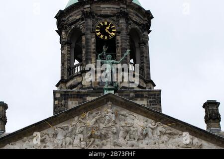 Pediment and Tower of the Royal Palace à Amsterdam Pays-Bas 2019 Banque D'Images